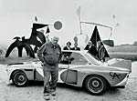 Alexander Calder im Jahr 1975 vor seinem Art Car