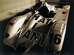Jenny Holzer, BMW V12 LMR mit blau leuchtender Beschriftung