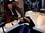Jenny Holzer bei ihrem Art Car, 1999 BMW V12 LMR