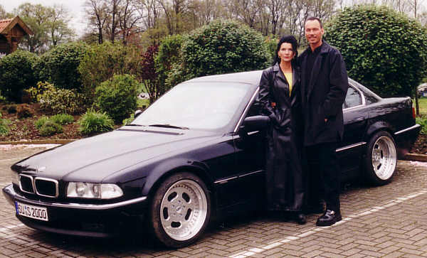 Xenia und Hansj�rg Schaub vor dem BMW 730i (E38) in Bersenbr�ck