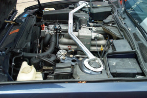 Motorraum mit Domstrebe im BMW 735iA (E32) von Rainer Gr�tzinger