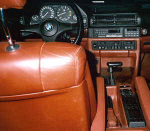 BMW 750il (E32) mit roter Innenausstattung