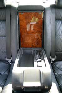 mittlere Armlehne hinten mit Radio-Bedieneinheit im BMW 750iL Highline (E32)