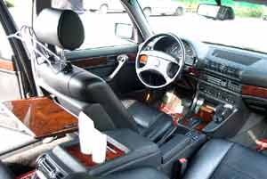 Fahrerraum im BMW 750iL Highline (E32)
