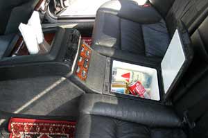 eingebaute K�hlbox und zweite Klima-Anlage hinten im BMW 750iL Highline (E32)