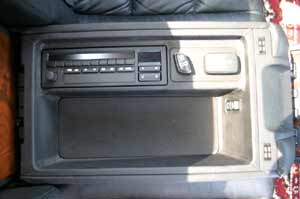 Radiobedieneinheit in der mittleren Armlehne hinten im BMW 750iL Highline (E32)