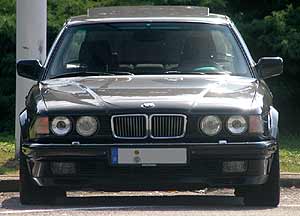 BMW 750iL Highline (E32) von vorne
