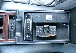 Mittelarmlehne mit zus�tzlichen Bedienelementen im BMW L7 von Martin Lemke