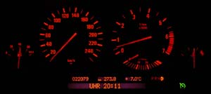 Instrumente bei Nacht im BMW L7