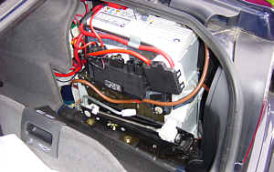 zwei Autobatterien bereinander im Kofferraum eines BMW 750iL (E38)