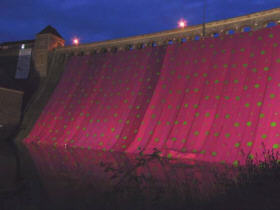 kunstvoll eingekleidete Edersee-Staumauer