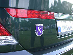 angeschraubtes Wappen am Auto von Hotte
