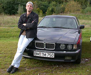 Thorsten Miller ("Knetepappi") mit seinem BMW 750i