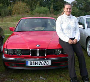 Jeanette Gaudeck ("Netti") mit ihrem BMW 735i