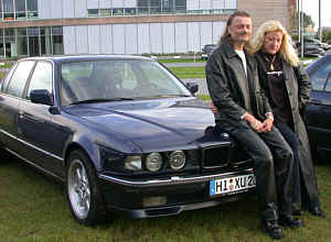 Peter Diesing ("PD750iL") mit Frau vor seinem BMW 750iL