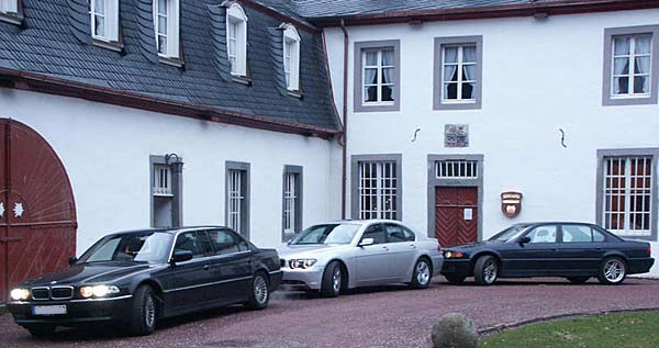 BMW 7er-Parade vor dem Schloss Auel
