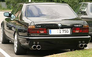 BMW 750i (E32) mit Doppel-Auspuffrohren