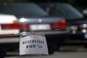 f�r den 7er-Stammtisch abgesperrter Parkplatz