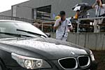 Der Regen wurde immer schlimmer. Pokal f�r den einzigen aktuellen BMW 5er.