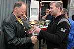 Heinz-Peter Schmitz bekommt von Marc seinen Pokal �bergeben