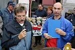 Rainer Witt bekommt f�r seinen Alpina B12 Nr. 1 einen Pokal