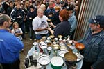 Gertie Stein, Vorsitzende des BMW E23-Clubs �berreicht einen Pokal