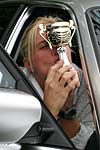 Ronnys Freundin wacht �ber den Pokal