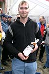 Marc bekommt eine Flasche Whisky als Dankesch�n f�r seine Mitarbeit beim Treffen