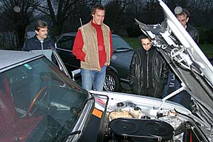 Rainer, Holger, Nesi und Matthias schauen sich Rainers E3 an