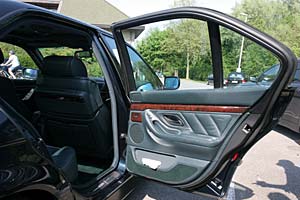 gr�ne Innenraum-Ausstattung in Romans BMW 740i mit Papiertuchspender in der T�r