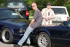 Andreas und Horst mit ihren 7er-BMWs der Modellreihe E32