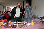 Erich (Erich M.) und Michael Graetz vor dem Frhstcksbuffet