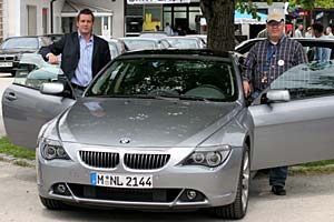 BMW 645 CSi mit dem Verk�ufer der BMW Niederlassung M�nchen und �pille�