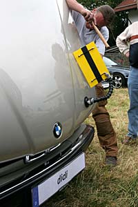 Der Beulendoktor entfernt eine Beule aus der Motorhaube von Dietmar Oelfkes (�didi�) BMW 730i