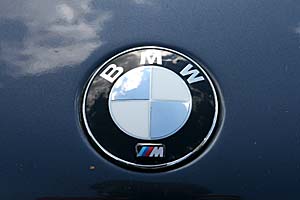 erndertes BMW-Emblem an Mike-Pierres BMW 728i