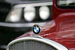 BMW Emblem auf der Motorhaube eines AM4 Cabrios