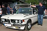 BMW 2500 und sein Besitzer mit dem gewonnenen Pokal