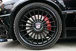 schwarz lackierte Felge und Porsche-Bremse am E38 von �ASS�