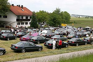 mit BMW 7ern zugeparkte gro�e Wiese in Anzing