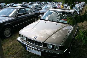 BMW 730i von Martin (�Martin B.�) auf der Wiese mit vielen anderen 7er-BMWs