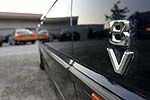 BMW 7er mit nachger�stetem V8-Schild