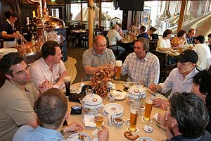 Nach der Brauereibesichtigung wurden die Teilnehmer zu einer z�nftigen, typisch bayrischen Brotzeit ins Br�ust�bl eingeladen