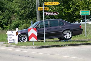 Die Einfahrt nach Froschkern konnte nicht �bersehen werden: Michael Graetz bockte sein Auto auf der Verkehrsinsel an der Einfahrt auf
