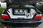 wei� eingekleideter Kofferraum mit Soundanlage im E38 von �WB750il�