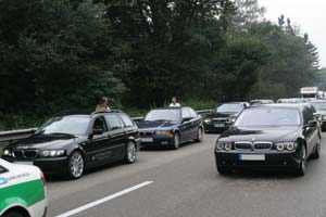 BMW stoppt Konvoi auf der Autobahn und ermglicht Foto