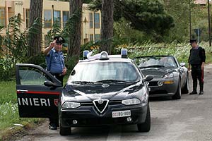 italienische Polizisten interessieren sich f�r Pascals Z8