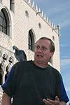 Matthias mit Taube auf dem Markusplatz