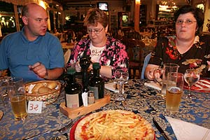 Pizza Americana mit Pommes (im Vordergrund)