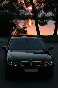 BMW bei Sonnenuntergang auf Albarella