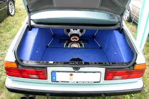 umgebauter Kofferraum mit Subwoofer im E32